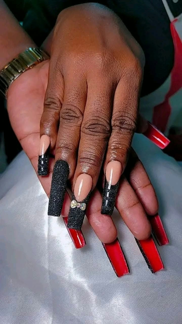 Ongles longs noirs pailletés, réalisation Nicka