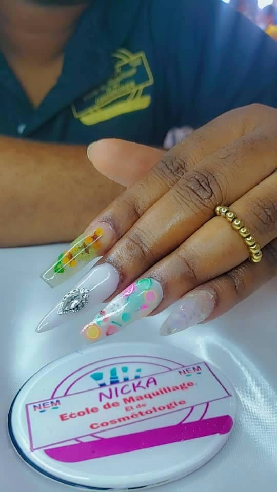 Nail art floral réalisé à l'école Nicka